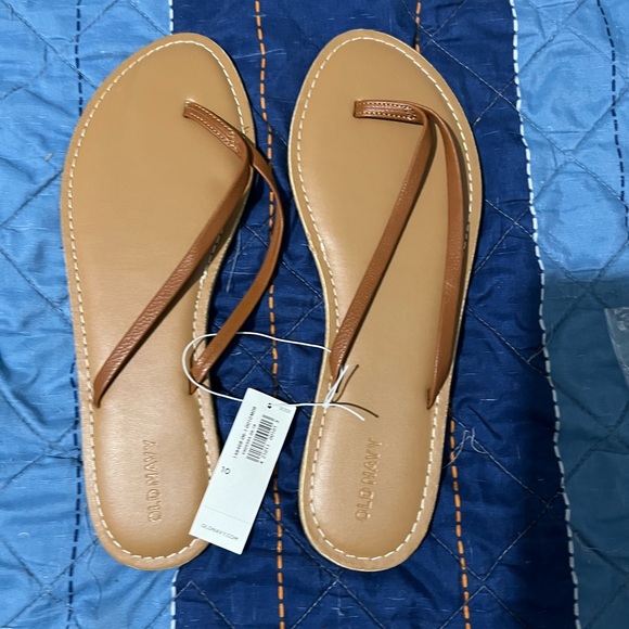 Old navy flip flops - Picture 1 of 3